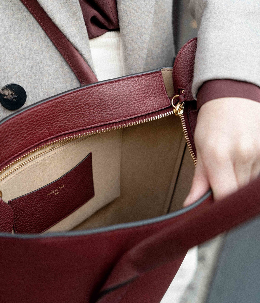 Vue intérieur du sac cabas zippé Bambou en cuir de veau bordeaux