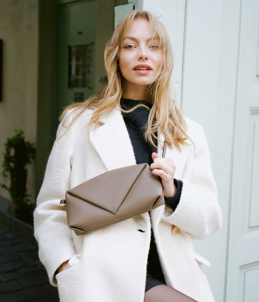 Sac bandoulière Trinity Taupe en cuir de veau présenté par Anouchka